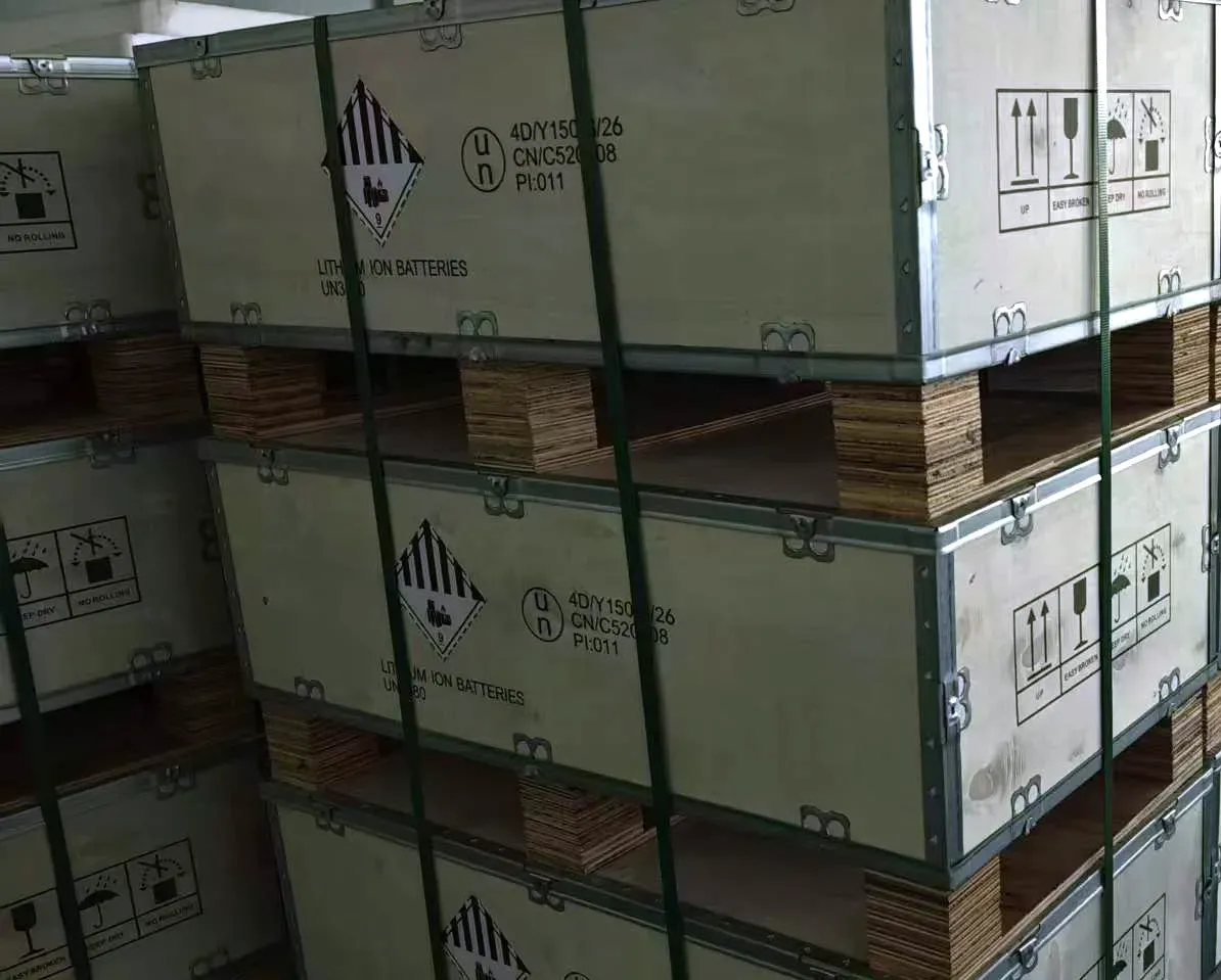 UN 认证出口胶合板包装箱特写：清晰可见 UN3480 锂电池标签与官方认证钢印编号